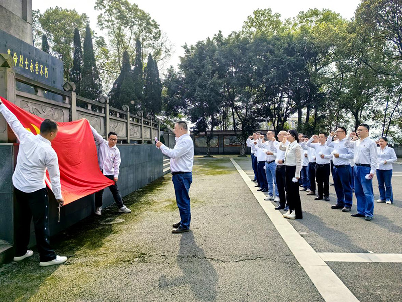 弘旭公司開展烈士陵園清明祭掃活動(dòng)(圖2) 弘旭公司開展烈士陵園清明祭掃活動(dòng)(圖2)