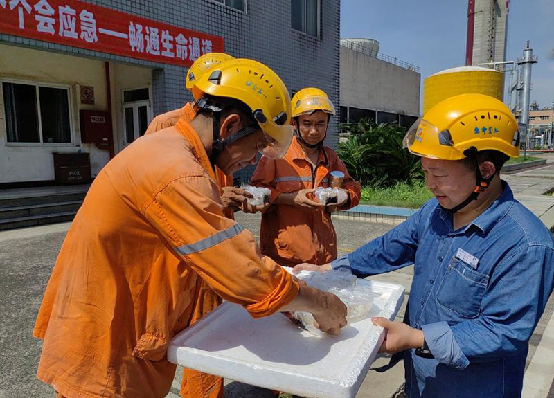 高溫慰問送清涼 情系一線暖人心——弘旭公司黨委開展現(xiàn)場送清涼活動(圖3) 高溫慰問送清涼 情系一線暖人心——弘旭公司黨委開展現(xiàn)場送清涼活動(圖3)